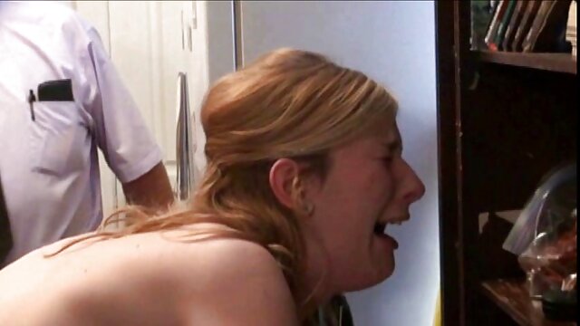 Un homme film sex lesbienne baise une blonde avec un gros cul dans une chatte humide