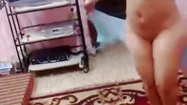 Une brune video sexe lesbienne black masculine lèche les seins d'une femme mature