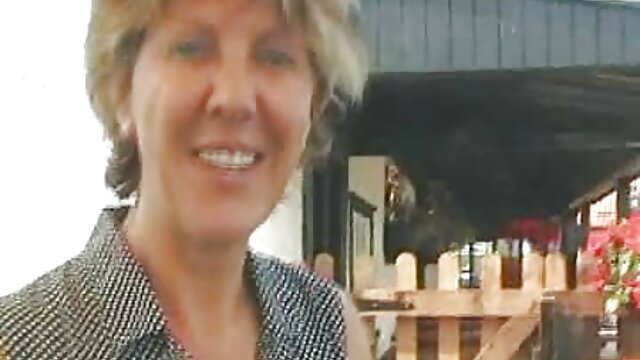 Blonde sex lesbienne sensuelle au gros cul baisée par un chauffeur de voiture