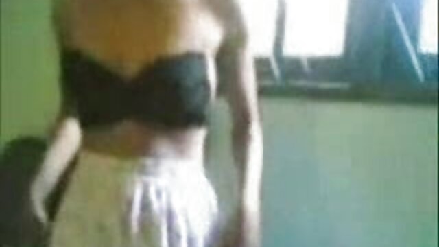Un mec avec une grosse bite frappe les culs serrés de jolies filles film lesbienne xxl