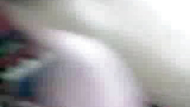 Un groupe d'hommes frappe sex lesbien film une jolie fille dans les toilettes dans tous les trous