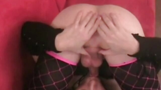 Deux poupées allemandes séduisent un lesbiene video porno touriste musclé